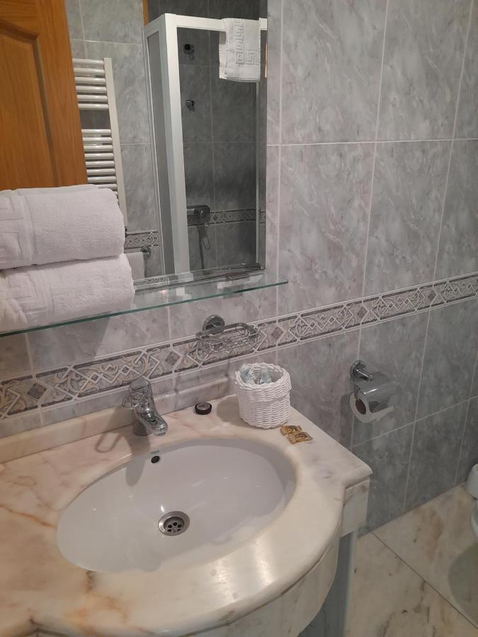 Hotel Os Carballos Sigueiro Kültér fotó